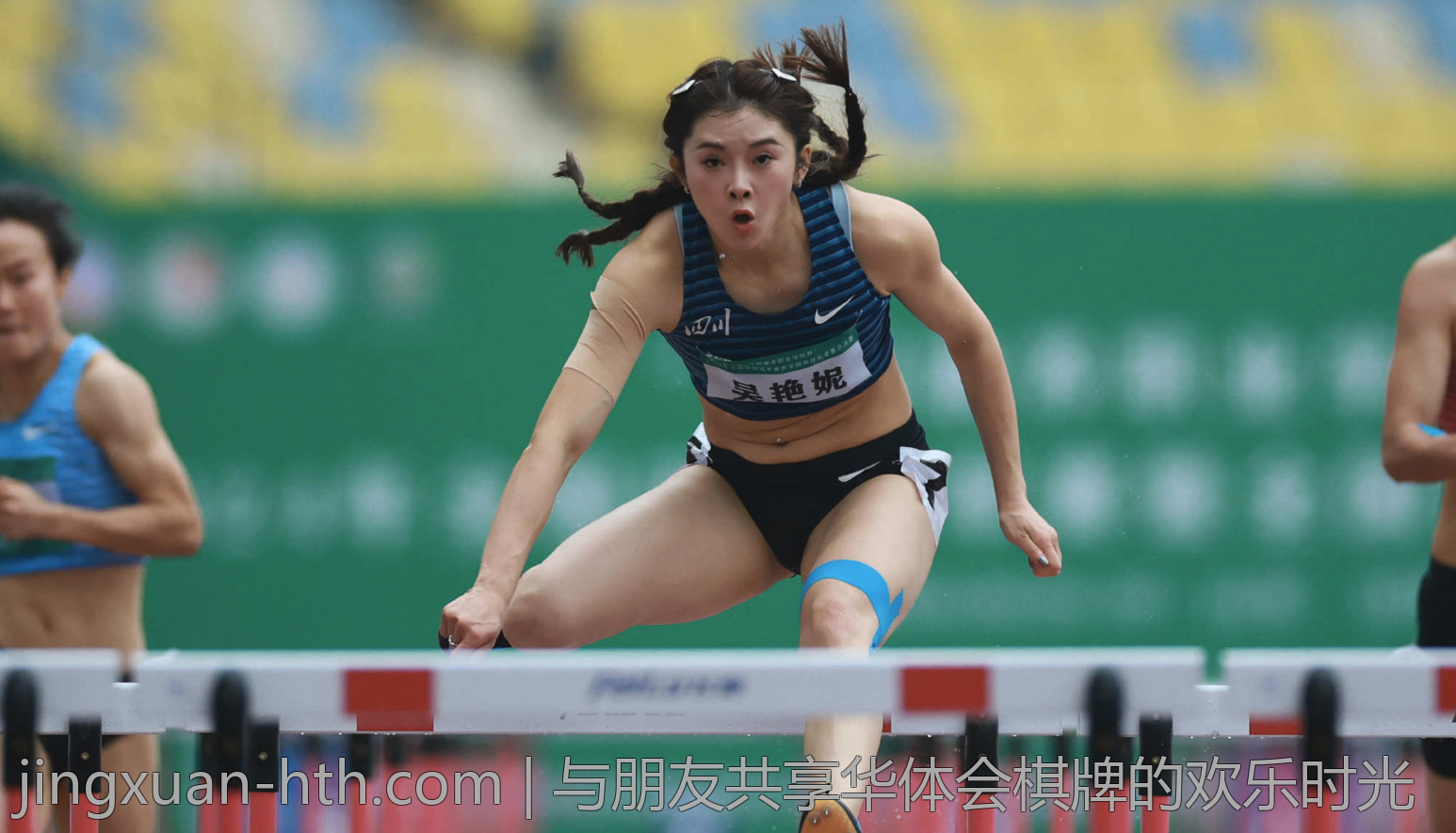 与朋友共享华体会棋牌的欢乐时光